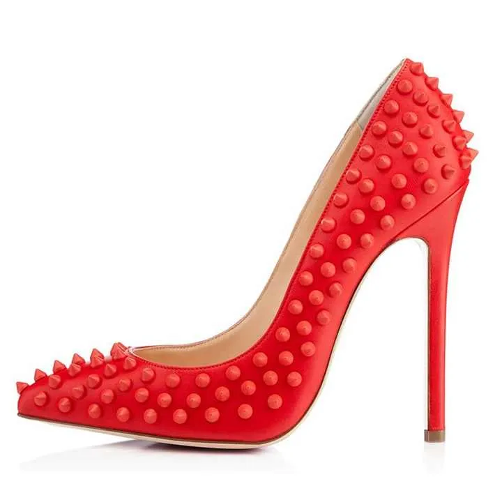 حذاء بكعب عالٍ مدبب من الجلد الأسود اللامعBlack patent leather pointed toe high heel pumps