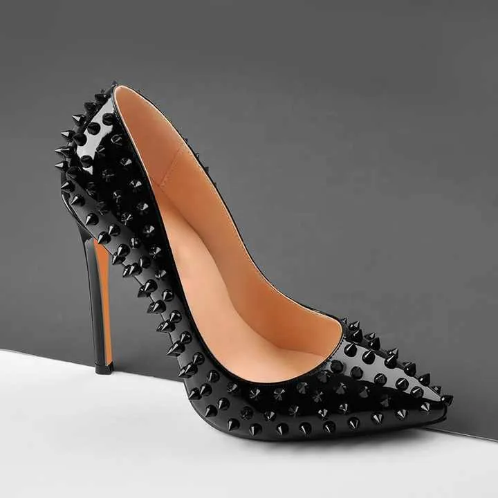 حذاء بكعب عالٍ مدبب من الجلد الأسود اللامعBlack patent leather pointed toe high heel pumps